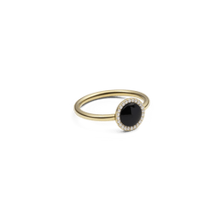 Daniel Wellington  Audrey Ring Black Agathe Goldを斜めから撮影した商品画像です。光沢のあるゴールドの細身リングと、ドーム型の黒メノウを取り囲むキュービックジルコニアのハローセッティングが確認できます。