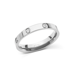 Daniel Wellington Classic Lumine Ring Silverの単体画像。ポリッシュ仕上げの4mm幅シルバーバンドには、ベゼルセッティングのキュービックジルコニアが等間隔にあしらわれています。また、内側にはブランドロゴが刻印されています。