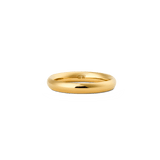 Daniel Wellington Arch Ring Gold 3.5mmの単体画像です。丸みを帯びたアーチ形状のポリッシュゴールド仕上げで、内側にはブランドロゴの刻印が施されています。