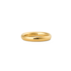 Daniel Wellington Arch Ring Gold 3.5mmの単体画像です。丸みを帯びたアーチ形状のポリッシュゴールド仕上げで、内側にはブランドロゴの刻印が施されています。