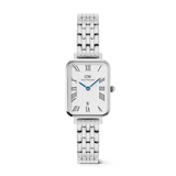 Daniel Wellington Quadro Roman Numerals Date 5-linkのシルバーモデルを正面から撮影した画像です。ローマ数字のインデックスとギョーシェ模様の白い文字盤、ブルーの針、6時位置のデイト表示を備えたレクタンギュラーケースに、ポリッシュ仕上げの5リンクブレスレットを組み合わせたデザインです。