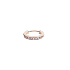 ダニエルウェリントンのCrystal Hoop Earring ローズゴールドフープピアス。外周にキュービックジルコニアが一粒ずつセットされた、直径13mmのコンパクトなデザインです。ヒンジ式のクラスプが特徴で、斜めからのアングルでも美しく映えます。