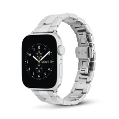 Daniel Wellington Smartwatch Iconic Linkのシルバーブレスレットを装着したApple Watchの全体画像です。ヘアライン仕上げとポリッシュ仕上げを組み合わせた3連リンクのステンレススチールバンドが、クラシックな腕時計のような上品な佇まいを演出しています。