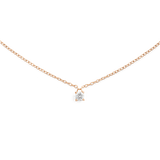 ダニエルウェリントン Mirelle Solitaire Necklace Rose Goldの商品クローズアップ。ローズゴールドの細いチェーンの中央に、爪留めされたホワイトキュービックジルコニアが一粒輝く、ミニマルなデザインです。