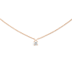 ダニエルウェリントン Mirelle Solitaire Necklace Rose Goldの商品クローズアップ。ローズゴールドの細いチェーンの中央に、爪留めされたホワイトキュービックジルコニアが一粒輝く、ミニマルなデザインです。