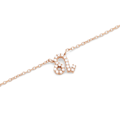 しし座モチーフのCrystal Zodiac Chain Necklaceを接写した画像です。ローズゴールドの爪留めに小粒のクリスタルが丁寧にセットされ、しし座のシンボルを繊細に表現しています。細身のチェーンとのバランスが美しいデザインです。