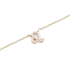 獅子座のシンボルをクリスタルで描いた**Crystal Zodiac Chain Necklace Gold**のペンダント部分です。白い背景に映えるゴールドの細身チェーンと、爪留めされたクリスタルの繊細な輝きが際立つディテールをご覧いただけます。