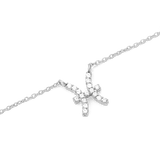 いて座をモチーフにしたCrystal Zodiac Chain Necklace Silverのペンダント部分をクローズアップした画像です。爪留めされたクリスタルが、弓矢を引くいて座のシンボルを繊細に表現しています。小判型のシルバーチェーンとともに、白い背景に美しく映えます。