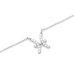 いて座をモチーフにしたCrystal Zodiac Chain Necklace Silverのペンダント部分をクローズアップした画像です。爪留めされたクリスタルが、弓矢を引くいて座のシンボルを繊細に表現しています。小判型のシルバーチェーンとともに、白い背景に美しく映えます。
