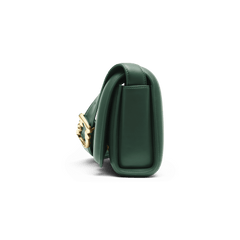 ダニエルウェリントンのSadie Bag Greenを横から撮影したサイドビューです。コンパクトなマチ幅と、フラップの丸みを帯びたシルエットが特徴で、ストラップ接続部のゴールドバックルが側面からも美しく映えています。