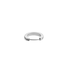 シルバーのフープピアス「Crystal Hoop Earring Silver」をやや上方から撮影した画像です。フープの内側とヒンジクラスプの閉じた状態が確認でき、両端にあしらわれたキュービックジルコニアの輝きが控えめにのぞく、コンパクトなデザインです。