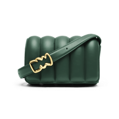 Daniel WellingtonのMini Sadie Bag Greenの正面です。深みのあるグリーンのパフステッチが縦に施されたフラップと、ゴールドのウェーブバックル、調節可能なショルダーストラップが特徴のコンパクトなクロスボディバッグです。