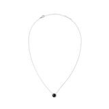Daniel Wellington Audrey Necklace Black Agathe Silverの全体像。シルバーカラーの細いチェーンの中央に、キュービックジルコニアのヘイローで縁取られたドーム型の黒メノウの円形ペンダントが配置されています。ロブスタークラスプとブランドロゴ入りのアジャスタープレートも確認できます。