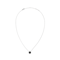 Daniel Wellington Audrey Necklace Black Agathe Silverの全体像。シルバーカラーの細いチェーンの中央に、キュービックジルコニアのヘイローで縁取られたドーム型の黒メノウの円形ペンダントが配置されています。ロブスタークラスプとブランドロゴ入りのアジャスタープレートも確認できます。