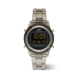 Daniel Wellington Retro Digital Light Greyを白背景で撮影した全体画像です。半透明のライトグレーケースの両側にある操作ボタンや、ブレスレットのリンク構造が確認できます。ブラックの文字盤には、デュアルタイムと曜日がイエローグリーンのセグメント表示で映し出されています。