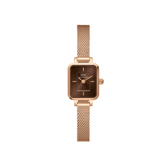 Daniel Wellington Quadro Mini Melrose Amberの正面画像。ローズゴールドのスクエアケースにアンバーのサンレイ文字盤、ローズゴールドのメッシュストラップを合わせたコンパクトな女性用腕時計です。