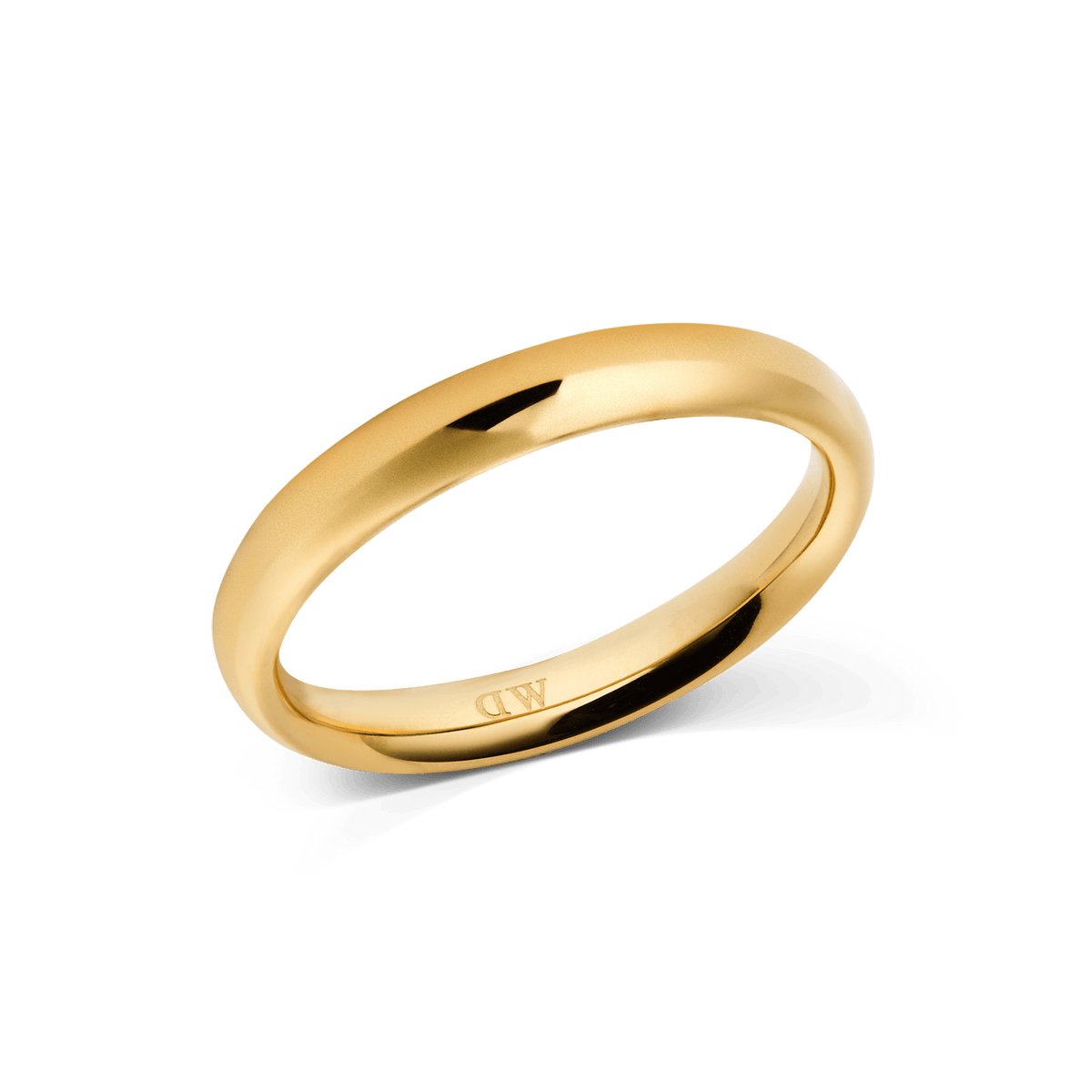 Arch Ring Gold 3.5mmを斜めから捉えた製品画像です。ポリッシュ仕上げのゴールドの曲面が光を受けて柔らかく輝き、内側にはDaniel Wellingtonのロゴが刻印されています。