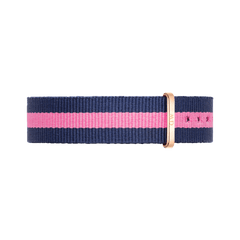Winchester Strap Rose Goldのクローズアップ画像です。ネイビーとピンクのストライプが特徴的な織り地のNATOストラップで、ローズゴールドのループ金具にはDaniel Wellingtonのロゴが刻印されています。