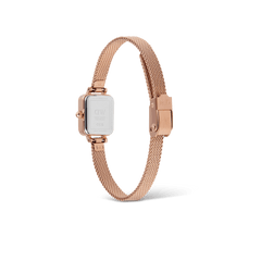 Quadro Mini Melrose Sunray Rose Gold Liningの裏蓋をご覧いただけます。ステンレススチール製の裏蓋にはブランドロゴや仕様が刻印されており、ローズゴールドのメッシュストラップとクラスプのすっきりとした留め具構造も確認できます。