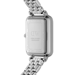 Quadro Lumine Bezel 5-Link Arctic Silverの裏蓋をクローズアップで捉えた画像です。ポリッシュ仕上げのステンレススチールケースバックには、Daniel Wellingtonのロゴやシリアルナンバー、3ATM防水表記が刻印されています。また、5リンクブレスレットの精密な連結部分もご確認いただけます。