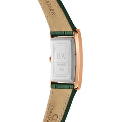 Bound Crocodile Emerald Sunray Rose Goldの裏蓋側を撮影した画像です。ステンレススチール製のケースバックにはDaniel Wellingtonのロゴやシリアルナンバーが刻印されており、エメラルドグリーンのクロコダイル型押しレザーストラップの裏地はベージュのレザー仕上げとなっています。