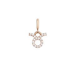 ダニエルウェリントンのZodiac Watch Charm Rose Goldは、牡牛座のシンボルを表現したデザインです。円と両端に伸びるラインで構成された牡牛座のモチーフには、キュービックジルコニアが一粒ずつ丁寧にセットされ、ローズゴールドの柔らかな輝きと調和しています。