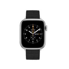 Apple WatchにダニエルウェリントンのブラックNATOストラップを装着した正面からの全体画像です。密に織り込まれたファブリック素材がシルバーケースと調和し、すっきりとした印象に仕上がっています。