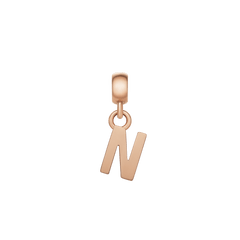 Daniel WellingtonのLetter Charm Rose Gold「N」は、二本の縦線を斜めのラインで結んだ力強いフォルムが特徴です。滑らかなローズゴールドのポリッシュ仕上げが光を受けて上品に輝きます。