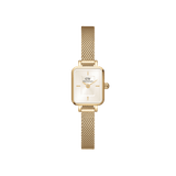 Daniel WellingtonのQuadro Mini Evergold Champagneは、シャンパンカラーのサンレイダイヤルとゴールドメッシュストラップをあしらったミニサイズのスクエアケース腕時計です。白背景に正面から撮影した商品画像です。