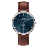 Daniel Wellington Classic Multi-Eye St Mawesの正面画像。深いブルーのサンレイダイヤルにシルバーのバーインデックス、6時位置にはギョーシェ模様のスモールセコンドを配したシルバーケースのメンズ腕時計。ブラウンのレザーストラップを組み合わせています。