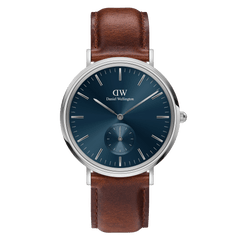 Daniel Wellington Classic Multi-Eye St Mawesの正面画像。深いブルーのサンレイダイヤルにシルバーのバーインデックス、6時位置にはギョーシェ模様のスモールセコンドを配したシルバーケースのメンズ腕時計。ブラウンのレザーストラップを組み合わせています。