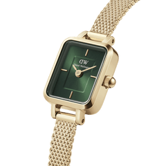 Quadro Mini Evergold Emeraldのクローズアップ画像。深みのあるエメラルドグリーンのサンレイダイヤルに放射状の輝きが広がり、ゴールドのバーインデックスと針が際立ちます。角を丸めたスクエアケースと、ゴールドメッシュストラップの質感もご確認いただけます。