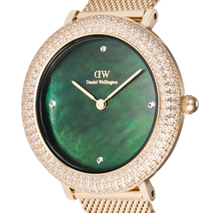 Crystalline Bezel Evergold Greenのダイヤルをクローズアップした画像です。グリーンマザーオブパールの深みのあるグラデーションと、12時・3時・6時・9時の位置に配されたクリスタルインデックス、ゴールドの針が美しく映えます。また、ベゼルにあしらわれたクリスタルの輝きが、上品な印象を際立たせています。
