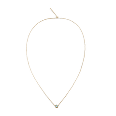 ダニエルウェリントンのDecember Charm Goldをセットしたゴールドチェーンネックレスの全体像です。細身のチェーン中央にアクアブルーのクリスタルチャームが一粒あしらわれ、ミニマルながら上品なデザインが白い背景に映えています。
