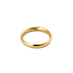 Daniel Wellington Arch Ring Gold 3.5mmをやや上から見た製品画像です。丸みを帯びたアーチ形状と鏡面ポリッシュ仕上げが特徴で、白背景に映えるゴールドの滑らかな輪郭が際立ちます。