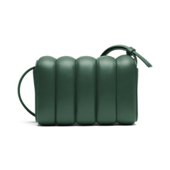 Mini Sadie Bag Greenの背面画像です。縦のパフステッチによるふっくらとした立体感と、深みのあるグリーンレザーのなめらかな質感が際立っています。ストラップはバッグ本体に沿うように配置されています。