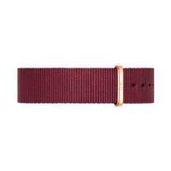 ローズレイン ストラップ ローズゴールドの中央部分をクローズアップした画像です。ルビーレッドのポリエステル生地の細やかな織り目と、ローズゴールドのキーパー、ストラップの穴部分が確認できます。