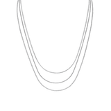 Daniel WellingtonのStaple Necklace Set Sは、シルバーチェーンの3本セットです。フラット、ツイスト、ボックスと異なる編みのチェーンが重なり合い、上品なレイヤードスタイルを楽しめます。