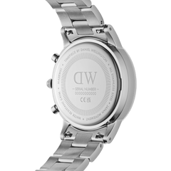 ダニエルウェリントンのクロノグラフ腕時計を裏側からクローズアップ。シルバーのステンレススチールケースにはブランドロゴとシリアルナンバーが刻印されており、リンクブレスレットのサテン仕上げとポリッシュ仕上げのコントラストが美しい。