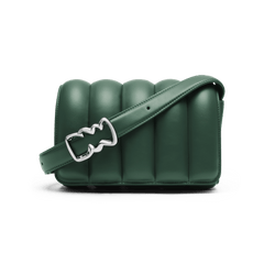 Daniel WellingtonのMini Sadie Bag Greenの正面画像です。落ち着いたグリーンのレザーに施された縦のパフステッチが立体感を演出し、シルバーのウェーブバックルが上品なアクセントとなっています。コンパクトなミニショルダーバッグです。