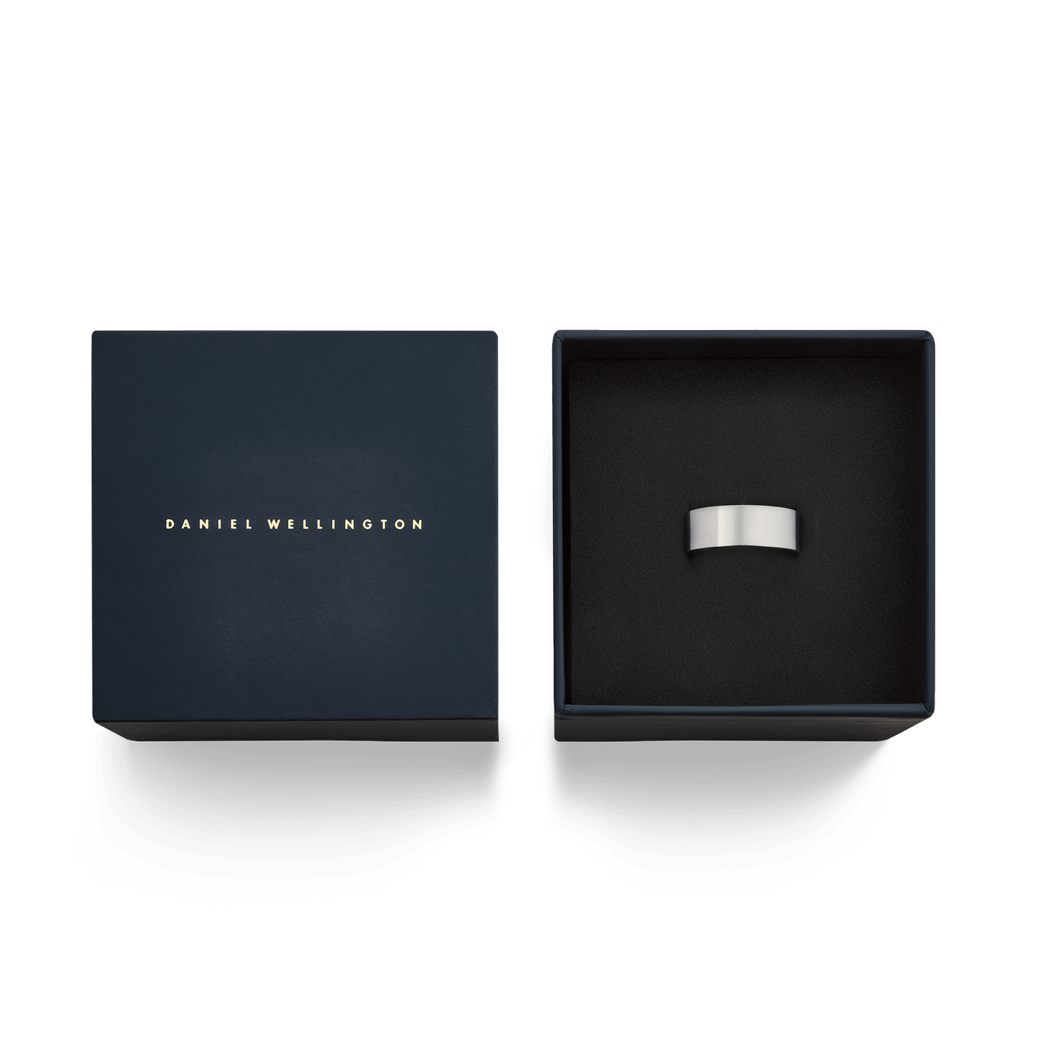 ネイビーのDaniel Wellingtonギフトボックスに収められたLine Ring Brushed Silver 8mmです。箱の蓋にはゴールドのブランドロゴが箔押しされ、黒いクッションカバーの上にブラッシュドシルバーのリングが置かれています。