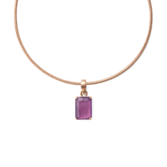 ローズゴールドのスネークチェーンに通したAmethyst Octagonチャームをクローズアップでご紹介。天然アメジストの美しい紫色のグラデーションと、四隅の爪留めの細部までご覧いただけます。
