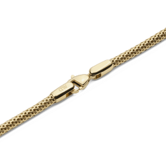 Tide Mesh Necklace Gold 2.8のロブスタークラスプ部分をクローズアップした画像です。Daniel Wellingtonのロゴが刻印されたゴールドトーンの留め具は、チェーンと一体感のある仕上がりとなっています。