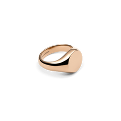 Classic Signet Ring Rose Goldを斜め上からとらえたアングルで、フェイスからアームにかけてのなめらかな曲線と、鏡面仕上げのローズゴールドが放つ上品な光沢が際立ちます。内側にはブランドの刻印が施されています。