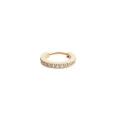 Daniel WellingtonのCrystal Hoop Earring Goldの商品写真です。直径13mmの小ぶりなゴールドフープに、15粒のクリスタルが一列にセットされています。ヒンジ式のクラスプ構造もご確認いただけます。