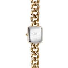 Jolie Chain Goldのケースバックとチェーンを正面から捉えたクローズアップ画像です。スクエアケースの裏蓋にはDaniel Wellingtonのロゴとシリアルナンバー、3ATM防水表記が刻印されており、左側にはゴールドのリューズが確認できます。上下に伸びるカーブチェーンリンクの重厚な輝きが印象的です。