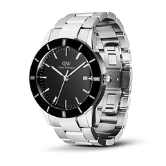 Iconic Paradigma Link Black Enamelを斜め横から捉えた画像です。ポリッシュとブラッシュド仕上げが交互に施されたシルバーの3リンクブレスレットの質感や、リューズ、ブラックエナメルベゼルの細部まで確認できます。