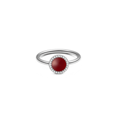 ダニエルウェリントン Audrey Ring Red Agathe Silverの正面プロダクトショット。ドーム型にカットされた深みのある赤メノウを中央にセットし、ホワイトキュービックジルコニアのハローが淡い輝きを添える細身のシルバーリングです。