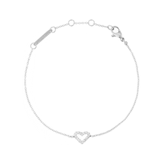 Daniel Wellington Mirelle Heart Bracelet Silverの全体像です。細身のシルバーチェーンの中央に、クリスタルをあしらったオープンハートのモチーフが配されており、ロブスタークラスプとブランドロゴ入りのプレートが確認できます。