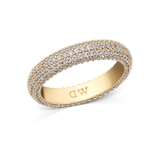 Daniel Wellington Pavé Ring Gold 5 mmのクローズアップ画像です。キュービックジルコニアが全面にあしらわれたドーム型のゴールドバンドと、内側に刻印されたブランドロゴがご覧いただけます。